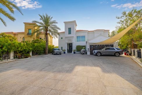Amazing Villa With Unique Family Plot In Jumeirah Islands